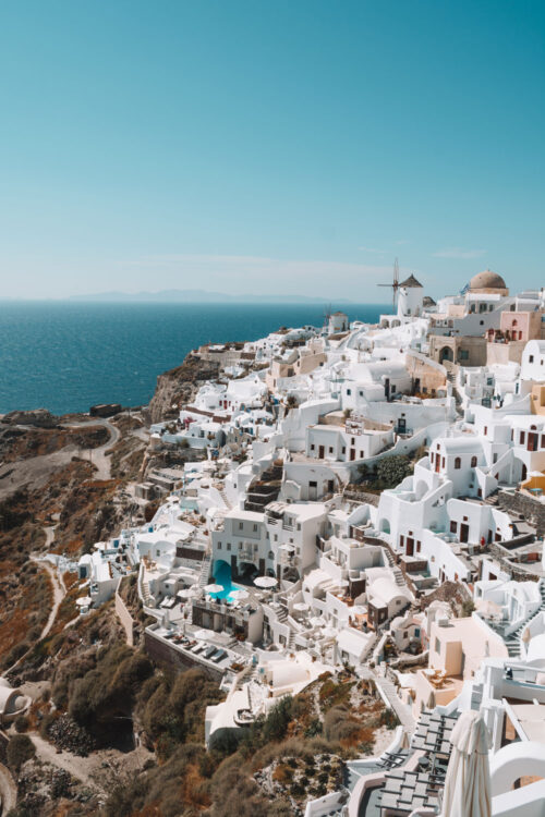 Fotografie der weißen Häuser von Santorin vor dem blauen Mittelmeer